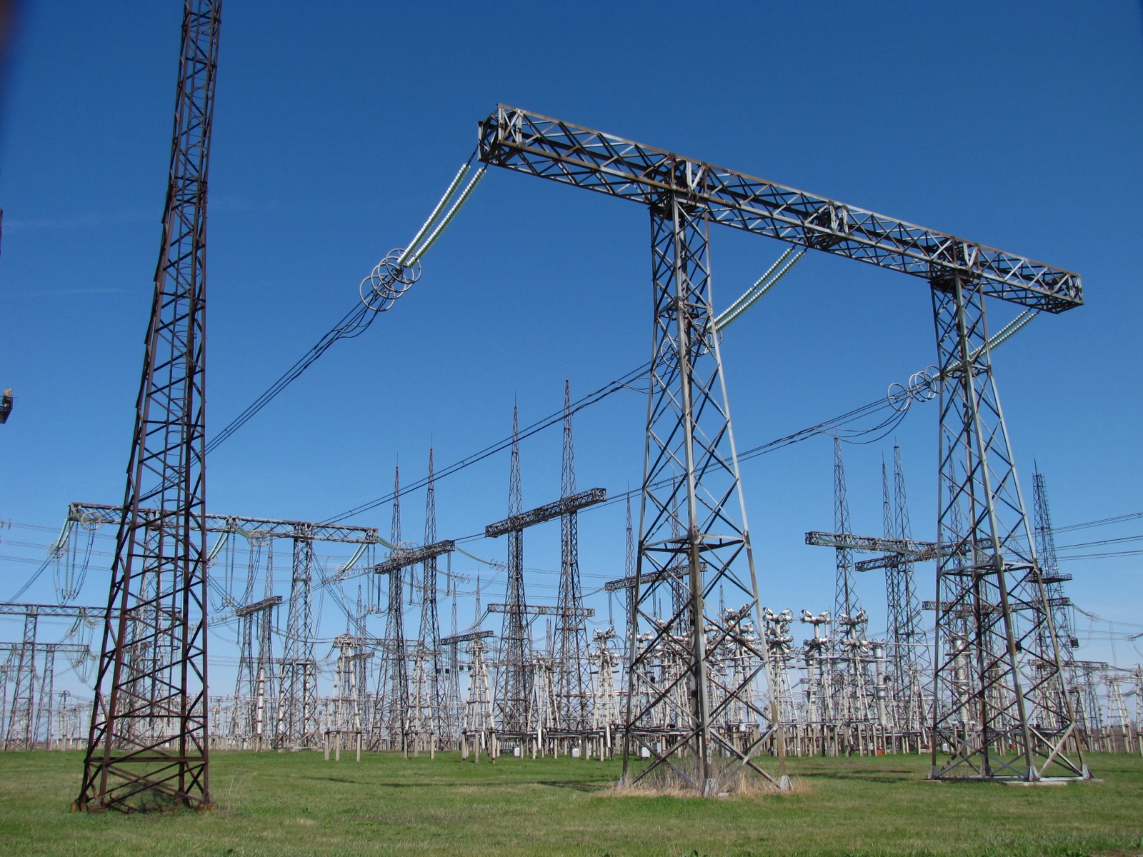 High voltage switchyard with lattice steel gantries